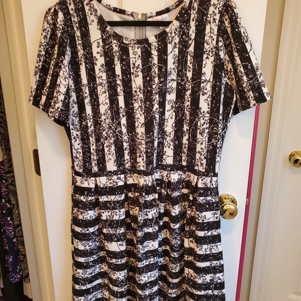 LuLaRoe Black and White Floral Amelia 2XL